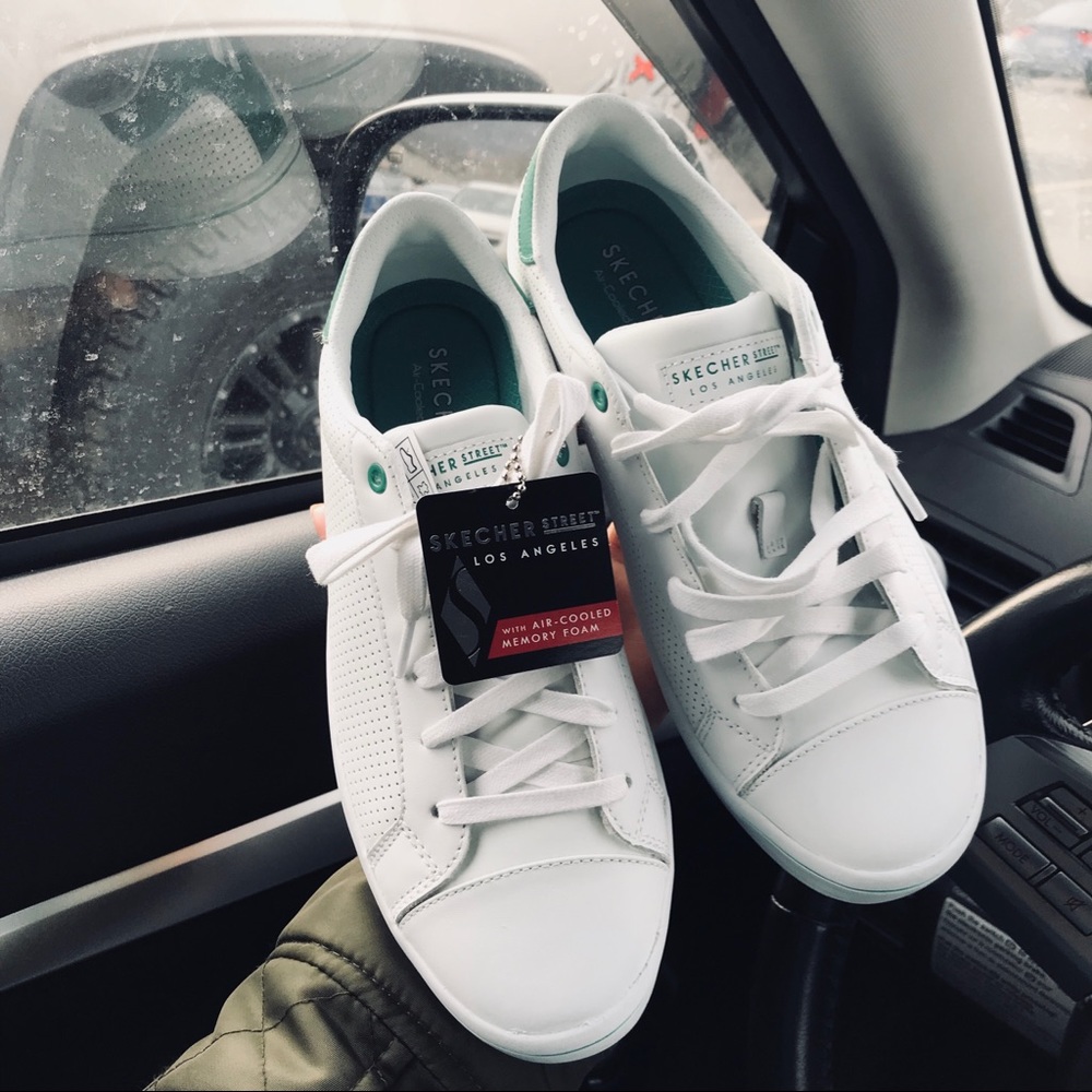 NWT White Skechers